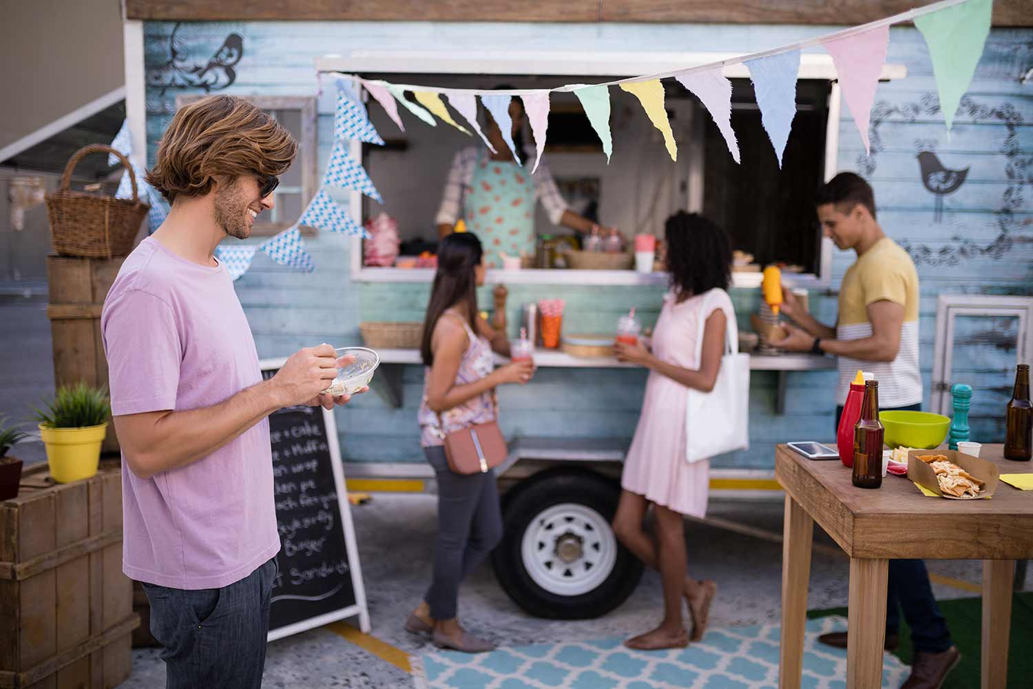 customers-having-snacks-from-food-truck-EDLBVPX.jpg customers-having-snacks-from-food-truck-EDLBVPX.jpg